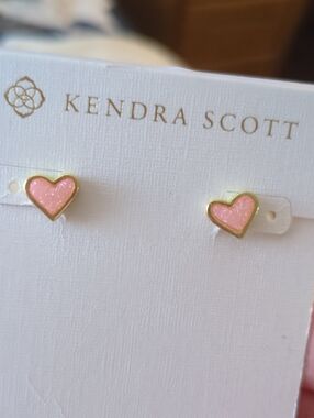 Kendra Scott Framed Ari Heart Gold Stud Earrings in Light Blush Pink Drusy